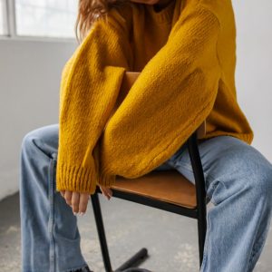 Sweter oversize z bufiastym rękawem musztardowy - RIVERO BY MARSALA