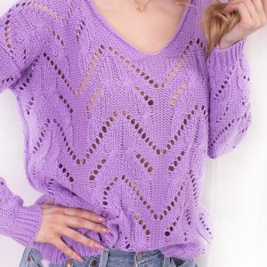 Fioletowy sweter damski z dekoltem V ażurowy splot