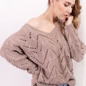 Beżowy sweter damski z dekoltem V ażurowy splot