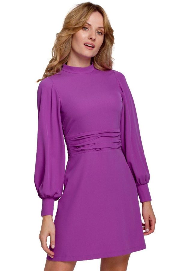Elegancka sukienka z bufiastymi rękawami fioletowa trapezowa mini