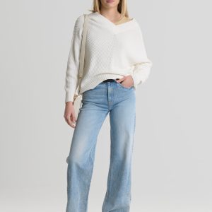 Sweter damski z wiskozy z dekoltem v-neck biały Cyntiana 100