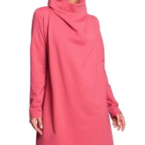 Sukienka dresowa oversize trapezowa z wysokim kołnierzem różowa