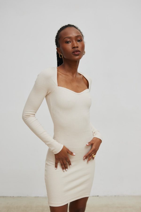 Sukienka dopasowana z dekoltem w kształcie serca WHITE SAND - FUSION-M/L