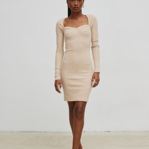 Sukienka dopasowana z dekoltem w kształcie serca BEIGE - FUSION-XS/S