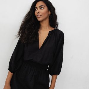 Sukienka z dekoltem w kolorze TOTALLY BLACK - MALMO-M