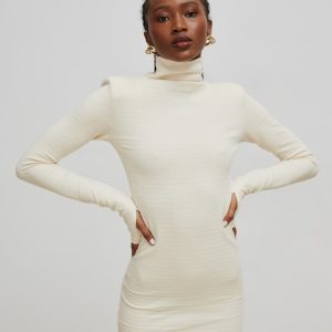 Sukienka z golfem z dzianiny w jodełkę w kolorze WARM BEIGE - PATRIZIA-XS/S
