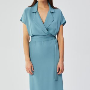 Elegancka sukienka z kołnierzem niebieska