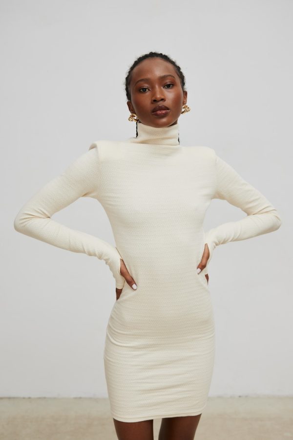 Sukienka z golfem z dzianiny w jodełkę w kolorze WARM BEIGE - PATRIZIA-M/L