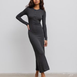 Dopasowana sukienka maxi z napami w kolorze GRAPHITE- MENSA-XL