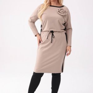 Elegancka beżowa ołówkowa sukienka Raya z czarnymi wstawkami i odpinaną różą PLUS SIZE XXL OVERSIZE