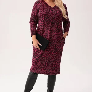 Bordowa dresowa sukienka Leona w panterkę - wygoda w modnym wydaniu PLUS SIZE XXL